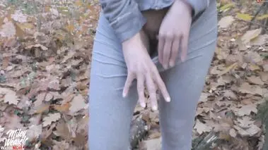 Geile Joggerin im Wald gefickt mit Miley-Weasel