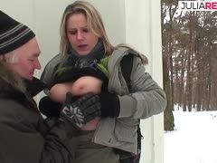 Im Schnee treibt es das blonde Tittengirl mit einem alten Bock